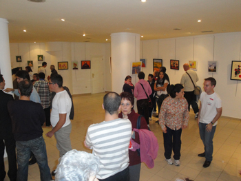 Artistas y visitantes antes después de la inauguración.